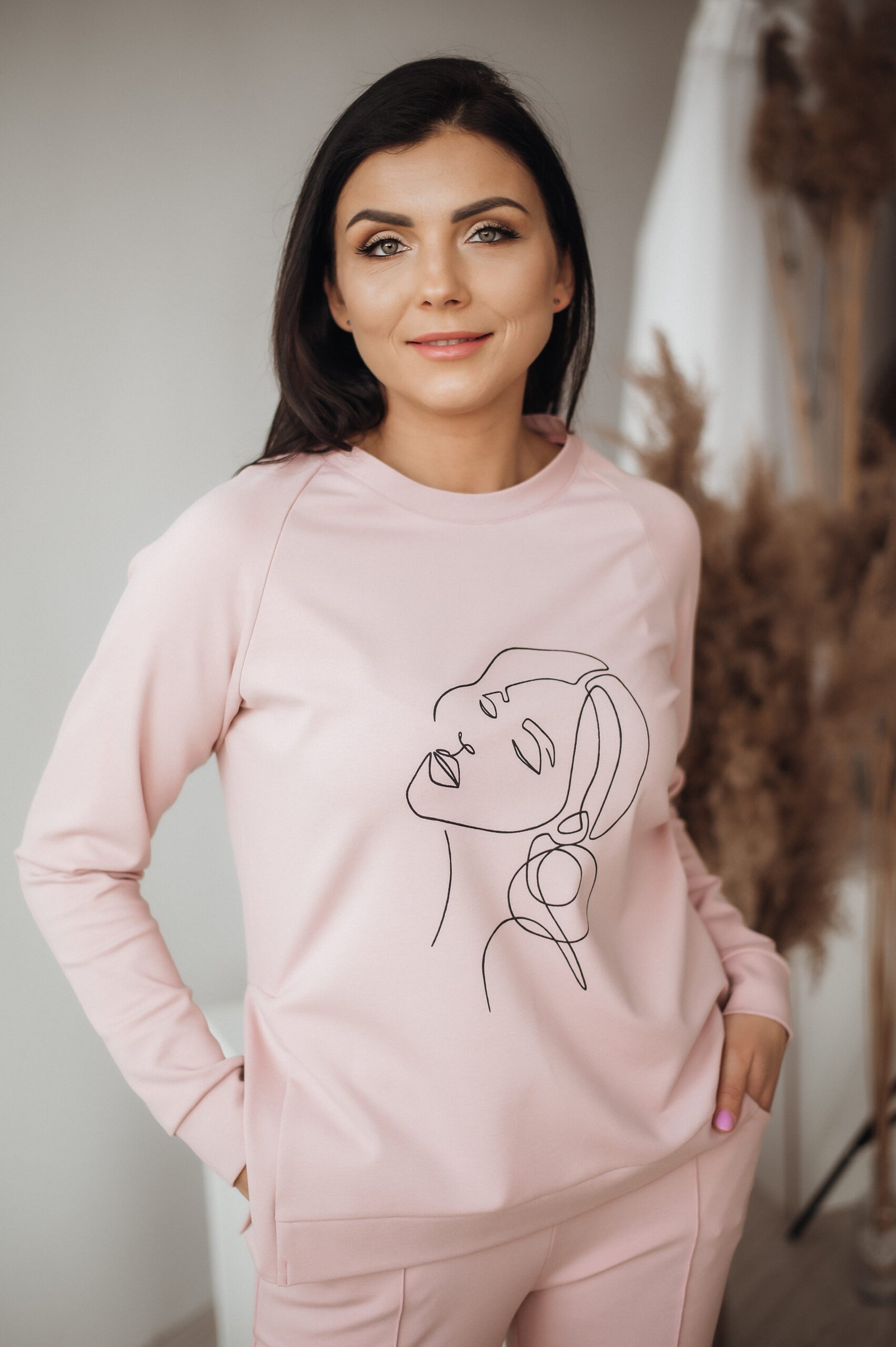 Džemperis su šoniniu skeltuku “Svajoklė” – pelenų rožė