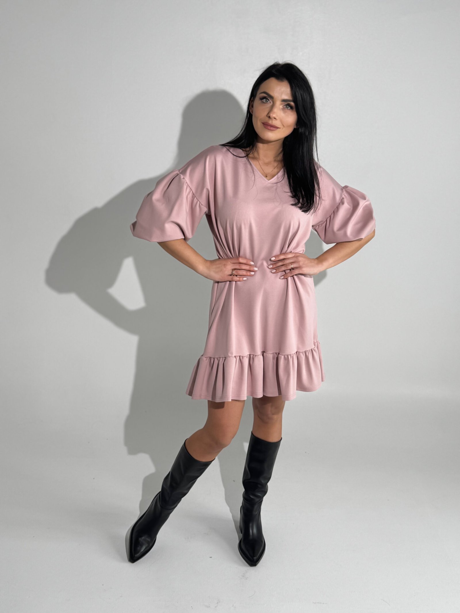 Pūstomis rankovėmis suknelė su raukinukais apačioje – pelenų rožė